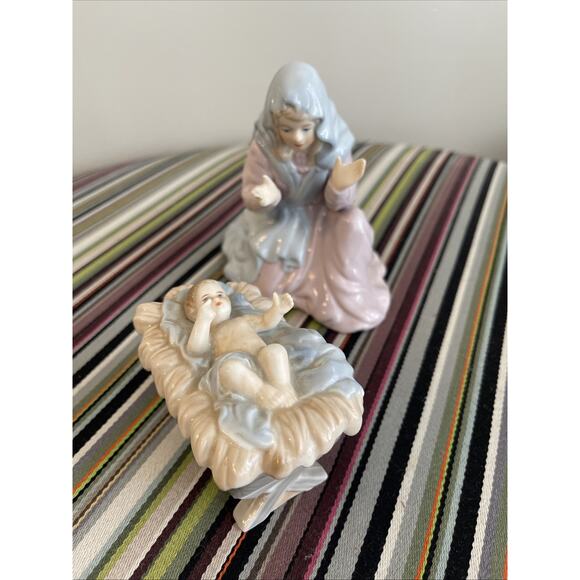 ENESCO 1988 NATIVITY Porcelain Mary Jesus PAUL CONNOLLY Vintage Set - Picture 1 of 7